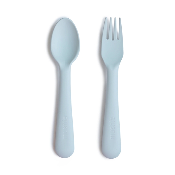 Mushie bestik - ske & gaffel - Powder Blue i støvet blå