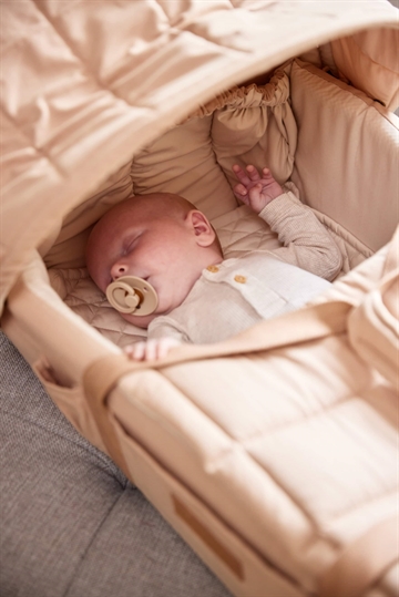 Filibabba Babylift - Frida 2.0 - Beige - sikker babylift i GOTS-certificeret økologisk bomuld