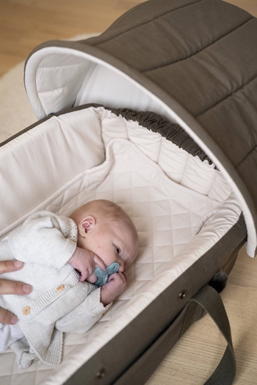 Filibabba Babylift - Frida 2.0 - Olive - en sikker babylift i flot oliven grøn - GOTS-certificeret økologisk