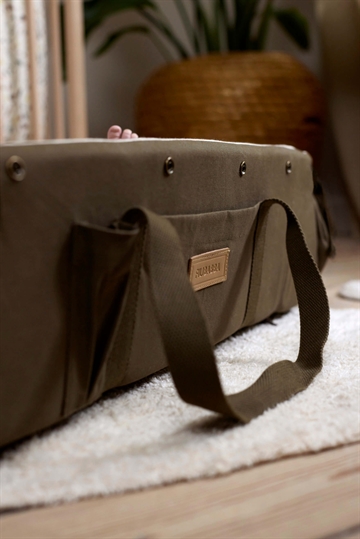 Filibabba Babylift - Frida 2.0 - Olive - en sikker babylift i flot oliven grøn - GOTS-certificeret økologisk