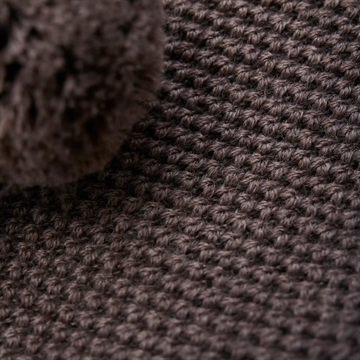 Huttelihut Hue - Uld - Windstop Pompoms - Brown Melange i brun