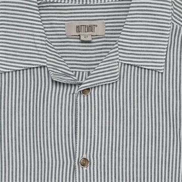 Huttelihut Skjorte - Kortærmet YD-Stripe - GOTS - Bering Sea - med blå og hvide striber