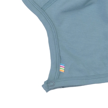 Joha Hue - Bambus - Blå - lukkes med trykknap og er lavet i blødt økologisk bambus