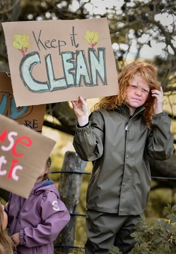 Mikk-Line Regntøj Dusty Olive i grøn med seler lavet i bæredygtigt PU