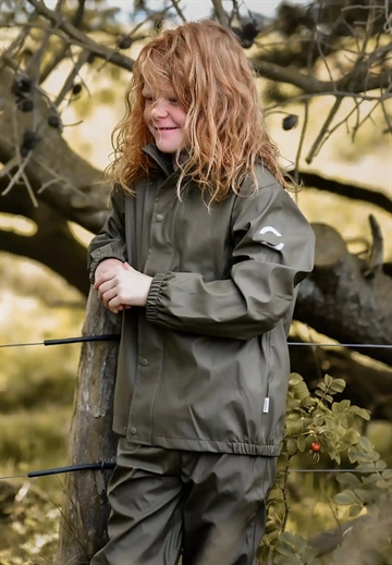 Mikk-Line Regntøj Dusty Olive i grøn med seler lavet i bæredygtigt PU