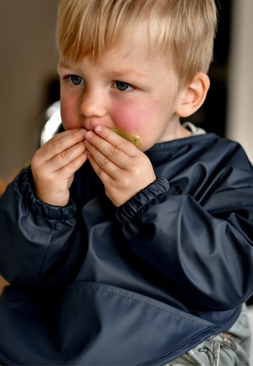 Mikk-Line hagesmæk med ærmer - PU - Blue Nights i blå