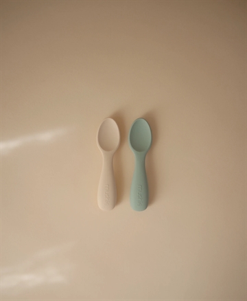 Mushie Skeer - Silikone ske - Cambridge Blue & Shifting Sand