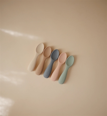 Mushie Skeer - Silikone ske - Cambridge Blue & Shifting Sand