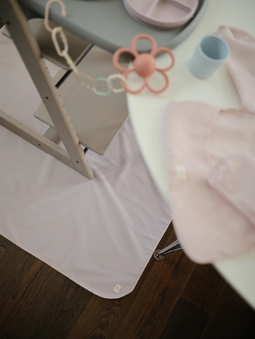 Mushie stoleunderlag - Underlag til højstol - Blush - i rosa