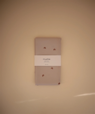 Mushie stoleunderlag - Underlag til højstol - Rainbow - med regnbuer