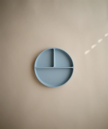 Mushie tallerken med sugekop - Powder Blue i blå