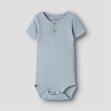 ame It Kortærmet Body - Kab - Knapper - Blue Fog - i lyseblå