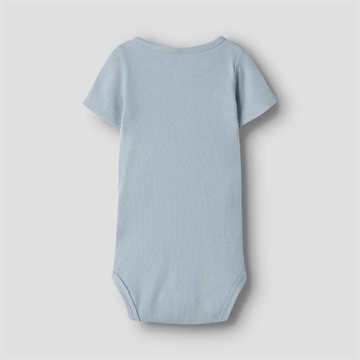 ame It Kortærmet Body - Kab - Knapper - Blue Fog - i lyseblå