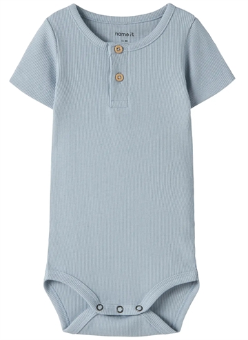 ame It Kortærmet Body - Kab - Knapper - Blue Fog - i lyseblå