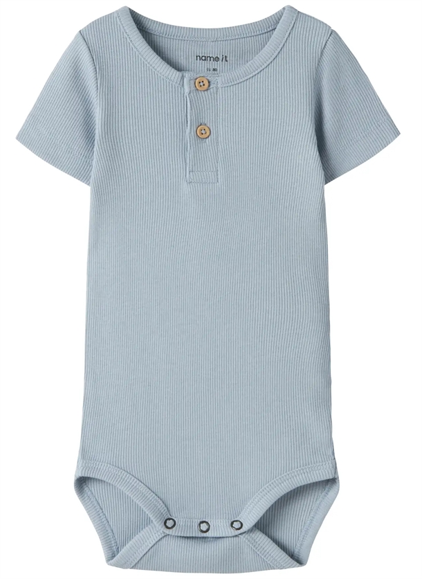 ame It Kortærmet Body - Kab - Knapper - Blue Fog - i lyseblå