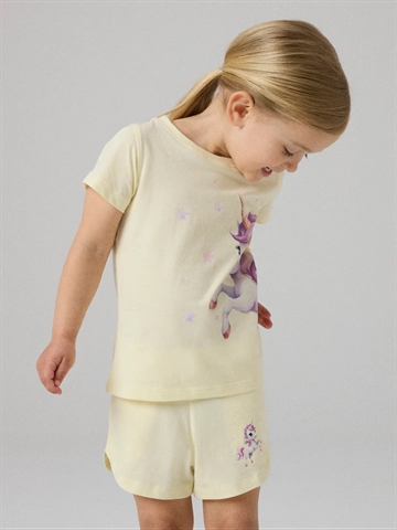 Name It T-shirt & Shortssæt - NmfHelgas - Pear Sorbet - i gul