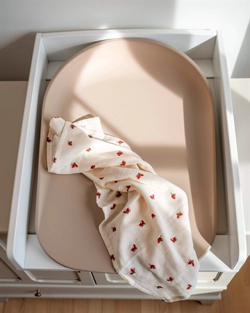 Filibabba Bobbie 2.0 puslepude i farven Beige – blød skumpuslepude med sikkerhedskanter og vandafvisende overflade.