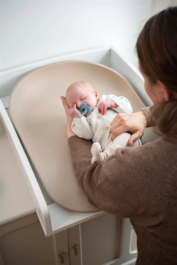 Filibabba Bobbie 2.0 puslepude i farven Beige – blød skumpuslepude med sikkerhedskanter og vandafvisende overflade.