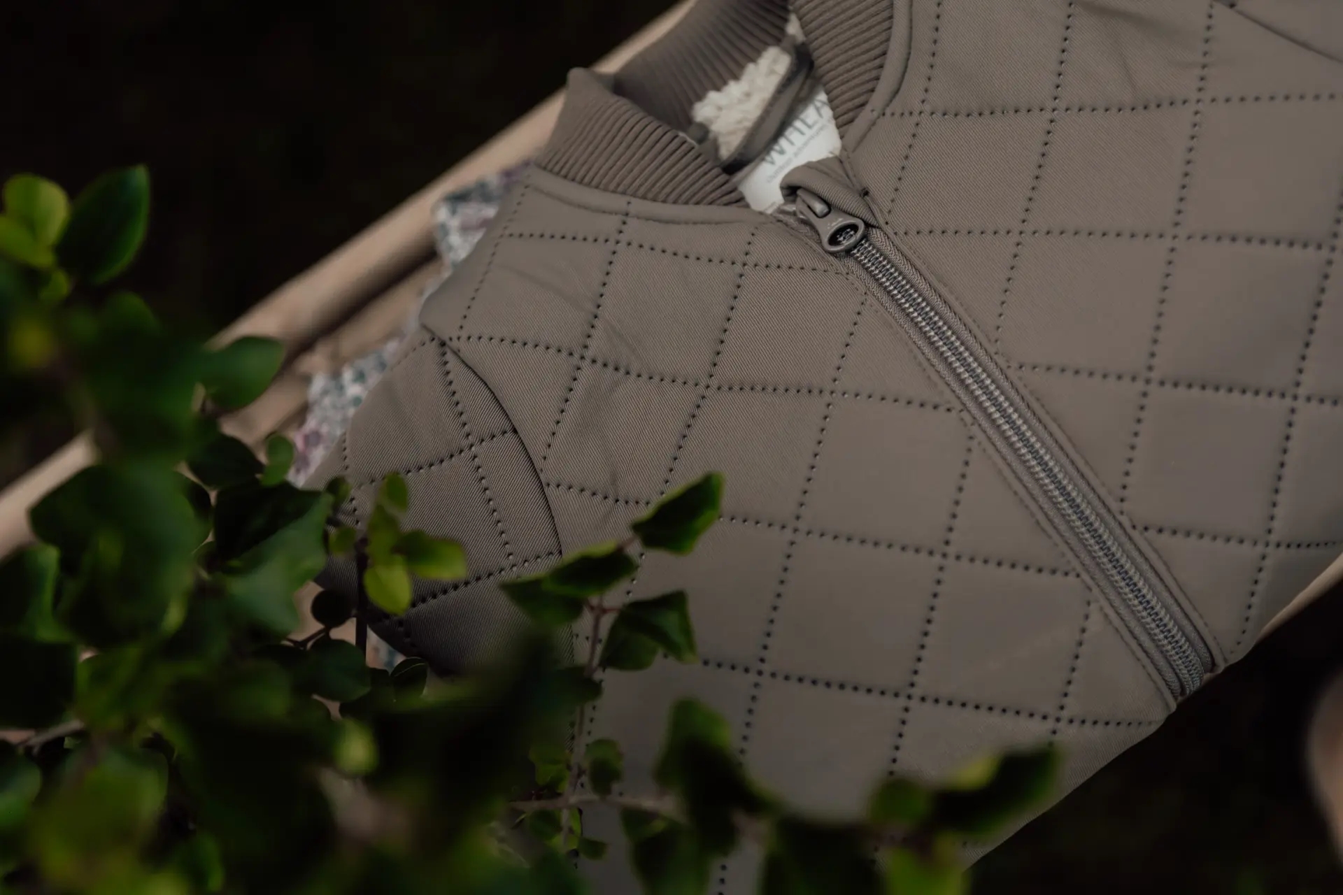 Husk at lukke lynlåsen før vask af termotøj for at undgå huller i stoffet.