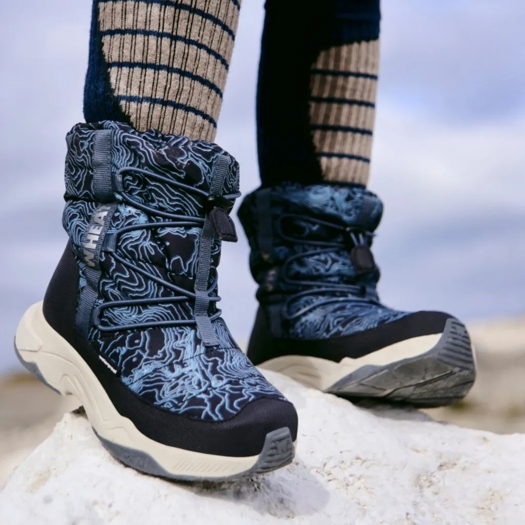 Vandtætte vinterstøvler til børn med TEX-membran stående i sne