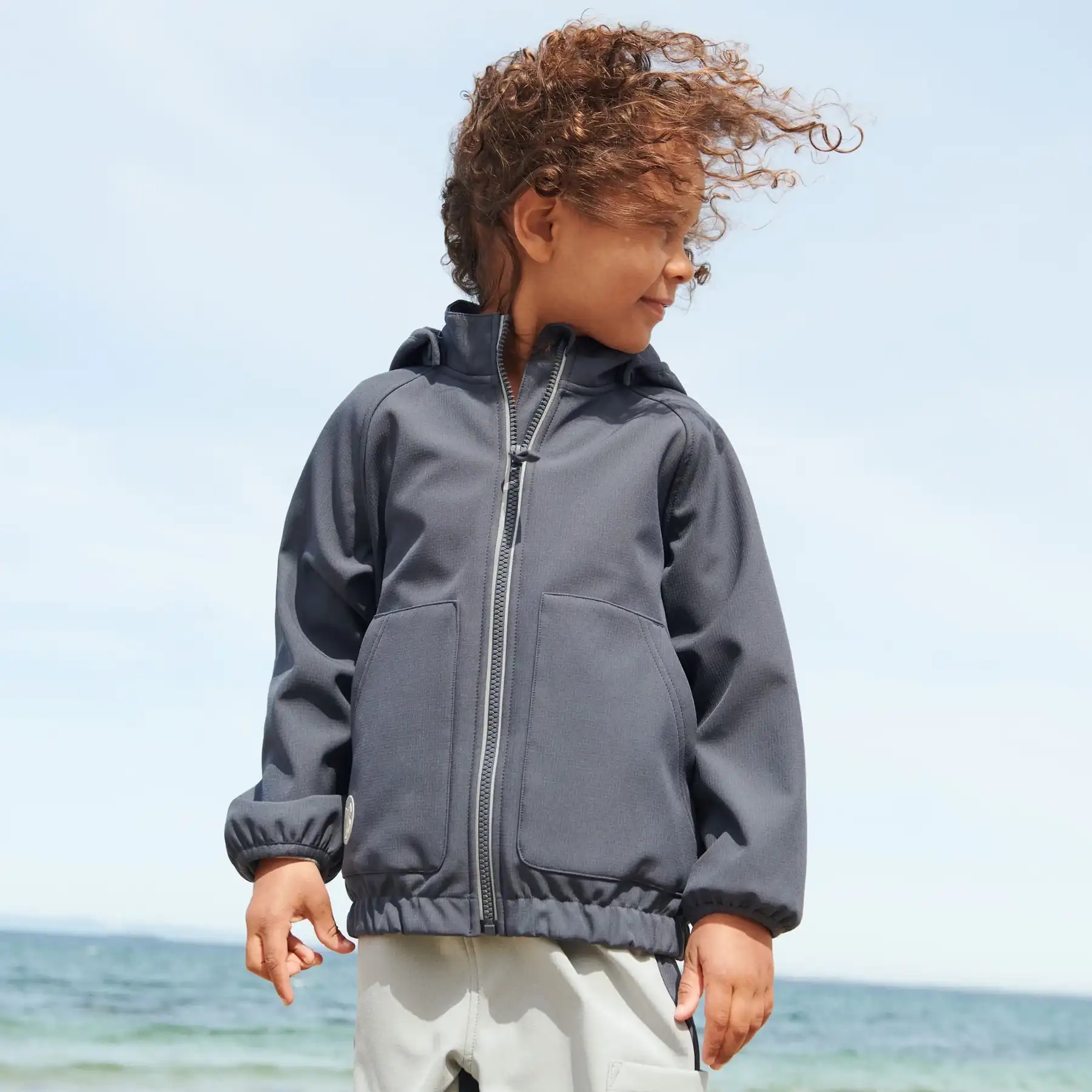 Wheat softshell jakke til børn med høj vandtæthed og åndbarhed til aktiv leg.